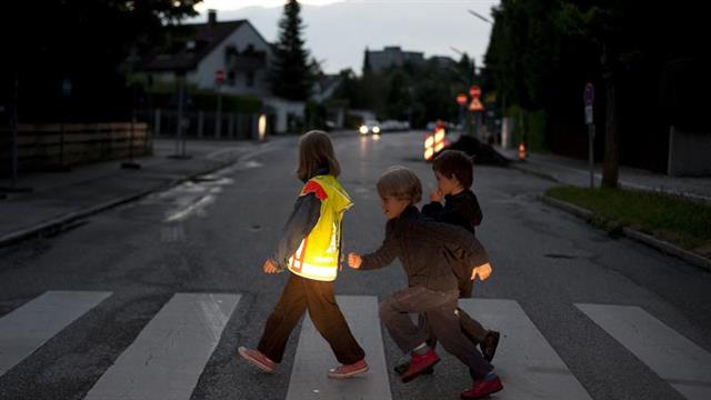 Dunkel gekleidete Fußgänger riskieren im Straßenverkehr ihr Leben